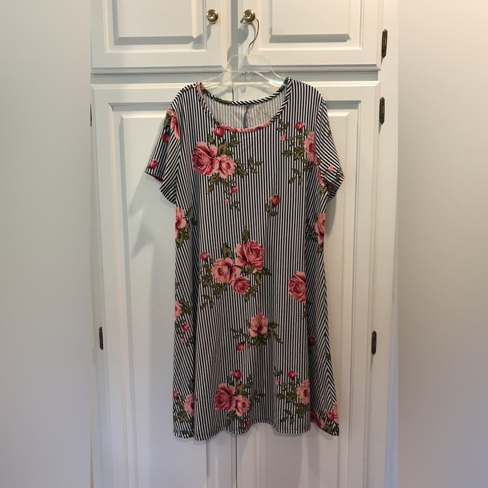 Stein Mart, ladies XL swing dress. Mid-knee length